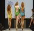 三人のファッションモデルがステージをウオーキング